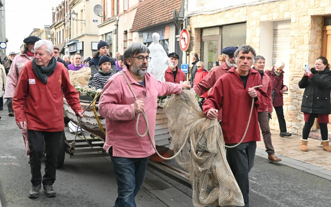 Procession pour accompagner la barque jusqu’à la chapelle du Christ Saint-Sauveur